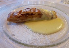 Apfelstrudel mit Vanillesauce; c/o Sylvia Koch